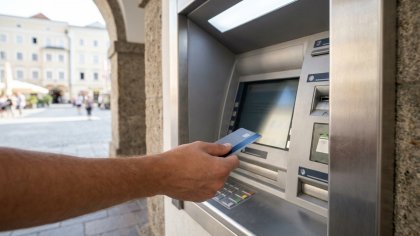 Wie funktioniert eine Debitkarte? Bezahlen, Abheben und Abbuchung erklärt