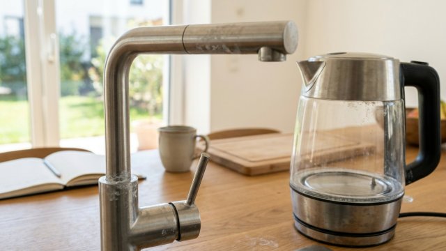 So wirkt Kalk im Haushalt: Auswirkung von hartem Wasser in Küche und Bad – Aquavital GmbH